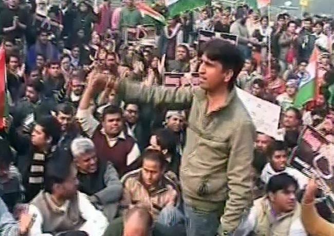 गैंगरेप: दिल्‍ली में धारा 144, प्रदर्शनकारियों को जबरन हटाया गया