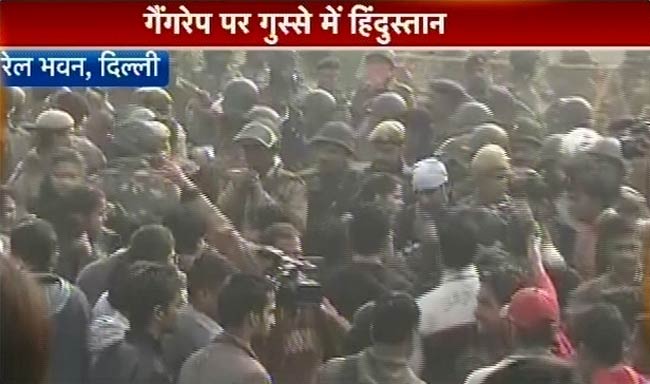 गैंगरेप: दिल्‍ली में धारा 144, प्रदर्शनकारियों को जबरन हटाया गया