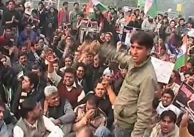 गैंगरेप: दिल्‍ली में धारा 144, प्रदर्शनकारियों को जबरन हटाया गया