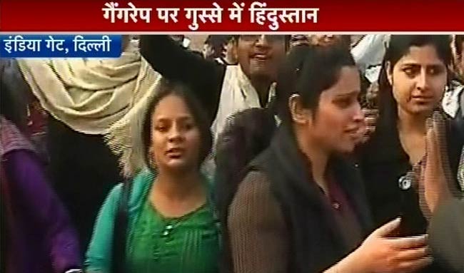 गैंगरेप: दिल्‍ली में धारा 144, प्रदर्शनकारियों को जबरन हटाया गया