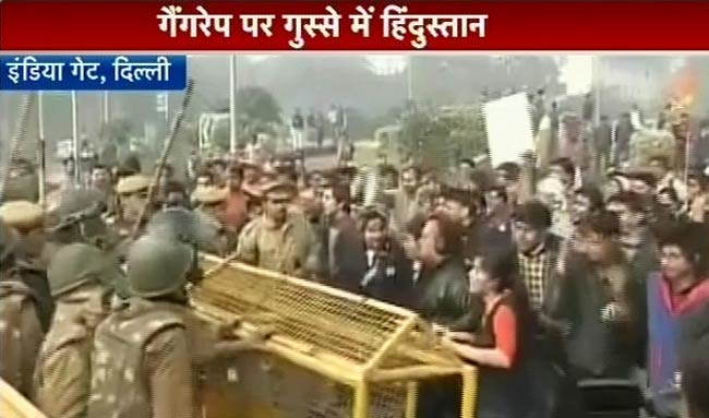 गैंगरेप: दिल्‍ली में धारा 144, प्रदर्शनकारियों को जबरन हटाया गया