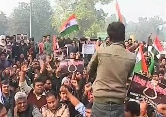 गैंगरेप: दिल्‍ली में धारा 144, प्रदर्शनकारियों को जबरन हटाया गया