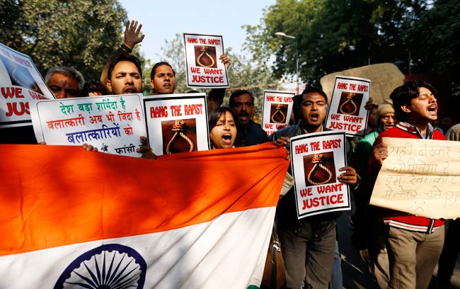 गैंगरेप पीड़िता की मौत के बाद शांतिपूर्ण प्रदर्शन | शोक में देश