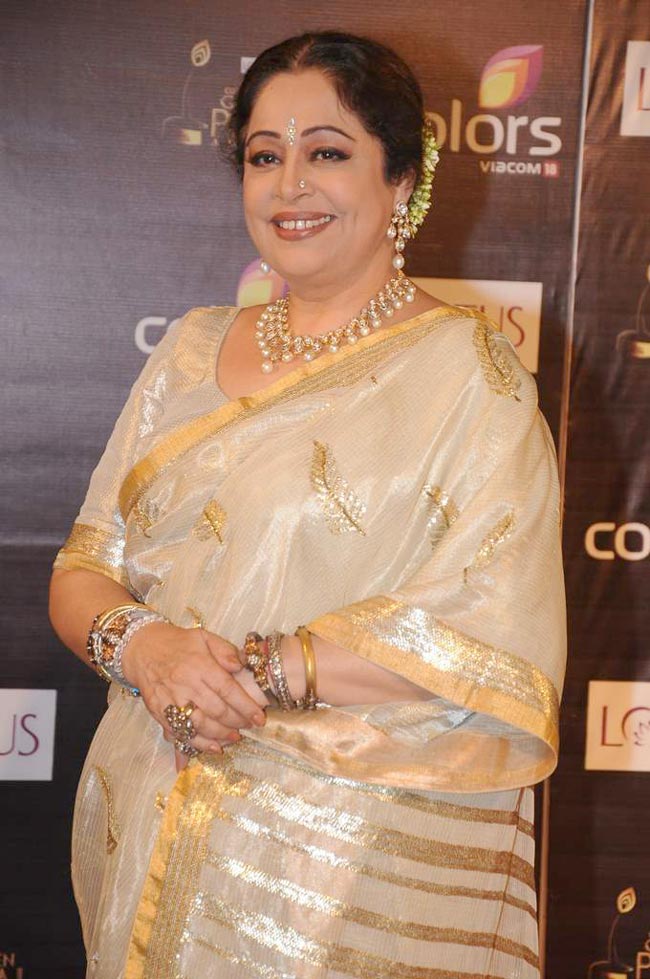 गोल्‍डन पेटल अवॉर्ड 2012 में हसीनाएं...  | बोल्‍ड होती बालाएं