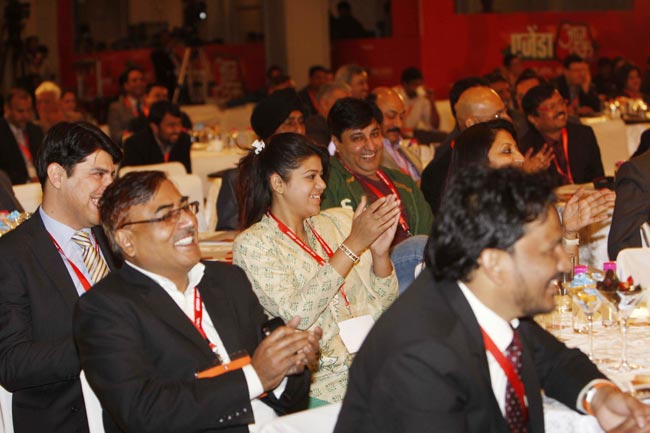 काले धन पर रामदेव और निरुपम की तीखी तकरार