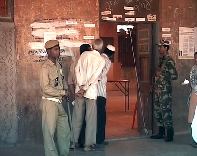 देखें गुजरात विधानसभा चुनाव के आखिरी दौर के मतदान की तस्वीरें