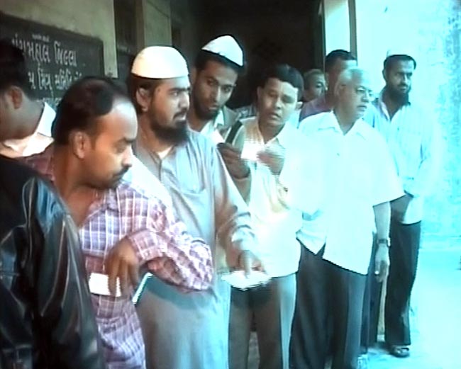देखें गुजरात विधानसभा चुनाव के आखिरी दौर के मतदान की तस्वीरें