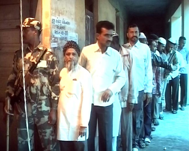 देखें गुजरात विधानसभा चुनाव के आखिरी दौर के मतदान की तस्वीरें