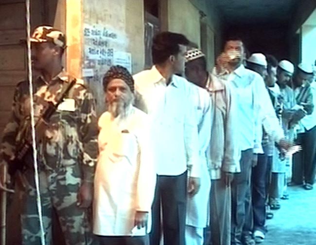 देखें गुजरात विधानसभा चुनाव के आखिरी दौर के मतदान की तस्वीरें