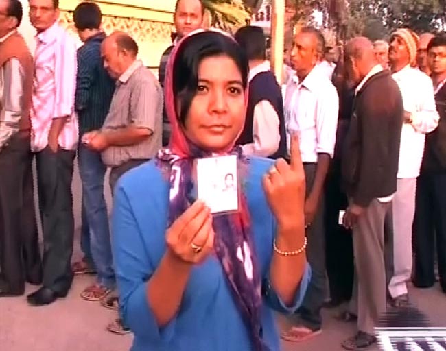 देखें गुजरात विधानसभा चुनाव के आखिरी दौर के मतदान की तस्वीरें