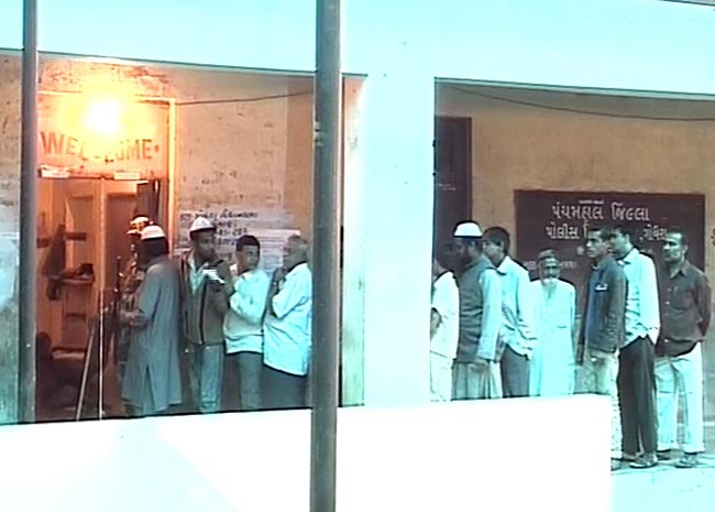 देखें गुजरात विधानसभा चुनाव के आखिरी दौर के मतदान की तस्वीरें