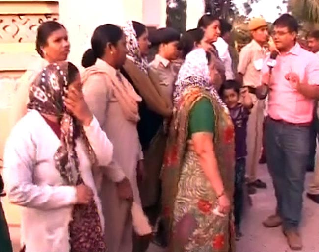 देखें गुजरात विधानसभा चुनाव के आखिरी दौर के मतदान की तस्वीरें