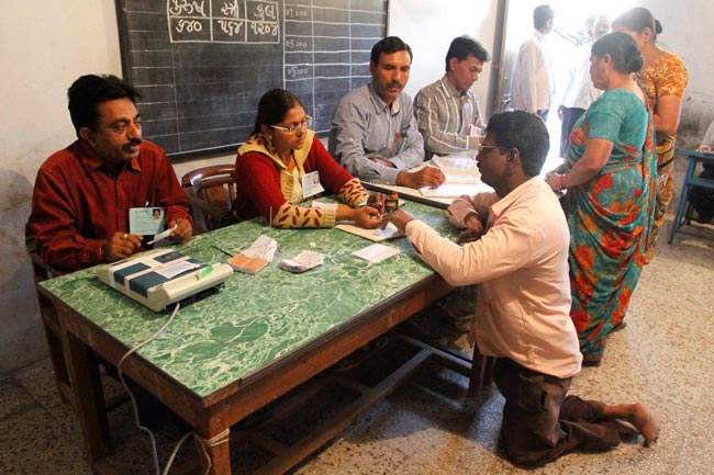 देखें गुजरात विधानसभा चुनाव के दौरान मतदान की तस्वीरें