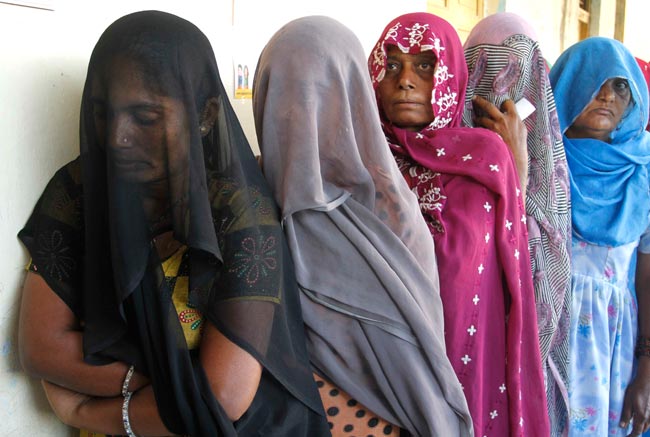 देखें गुजरात विधानसभा चुनाव के दौरान मतदान की तस्वीरें