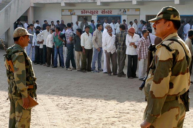 देखें गुजरात विधानसभा चुनाव के दौरान मतदान की तस्वीरें