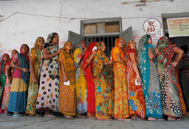 देखें गुजरात विधानसभा चुनाव के दौरान मतदान की तस्वीरें