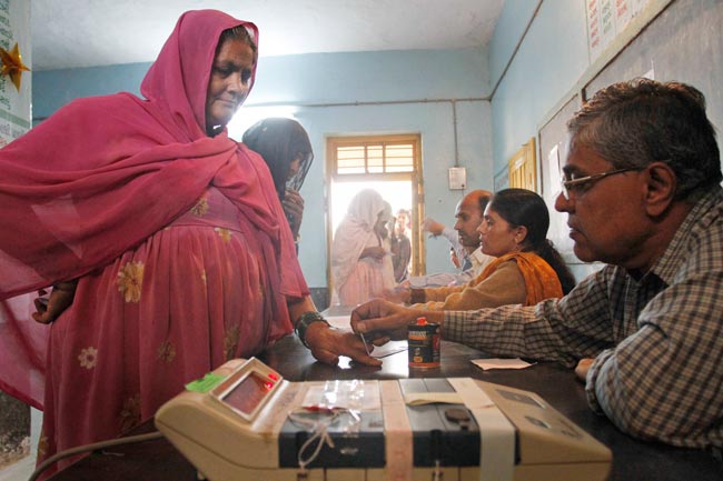 देखें गुजरात विधानसभा चुनाव के दौरान मतदान की तस्वीरें