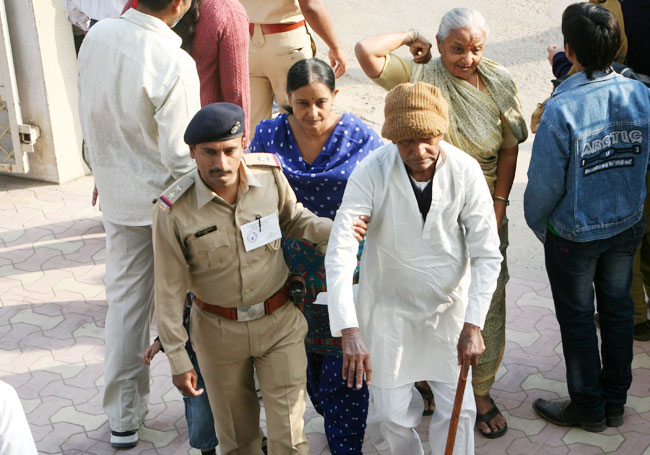 देखें गुजरात विधानसभा चुनाव के आखिरी दौर के मतदान की तस्वीरें