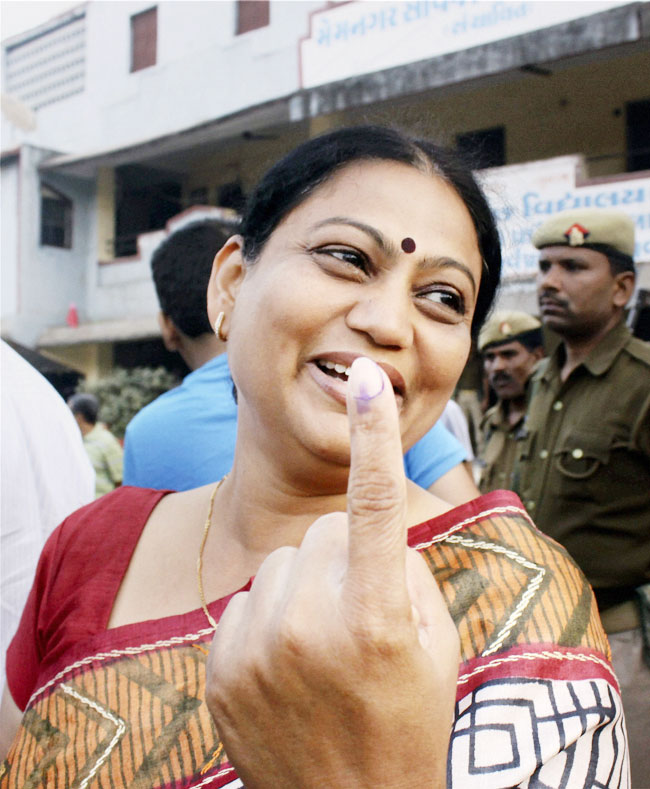 देखें गुजरात विधानसभा चुनाव के आखिरी दौर के मतदान की तस्वीरें