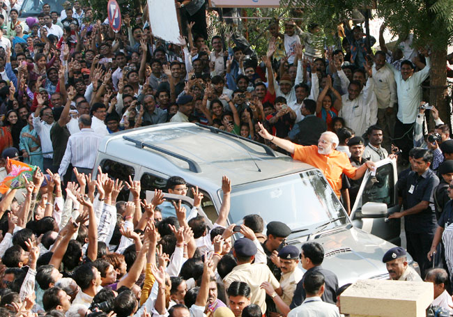 देखें गुजरात विधानसभा चुनाव के आखिरी दौर के मतदान की तस्वीरें