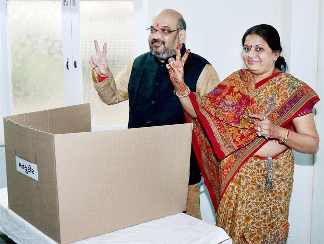 देखें गुजरात विधानसभा चुनाव के आखिरी दौर के मतदान की तस्वीरें