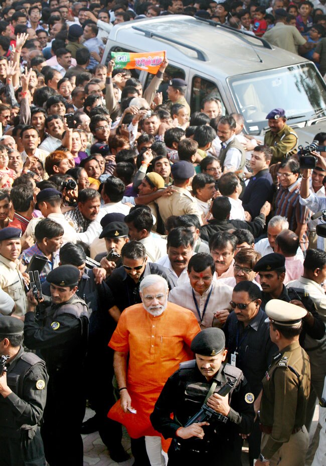 देखें गुजरात विधानसभा चुनाव के आखिरी दौर के मतदान की तस्वीरें