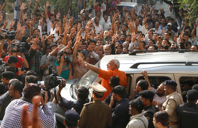 देखें गुजरात विधानसभा चुनाव के आखिरी दौर के मतदान की तस्वीरें