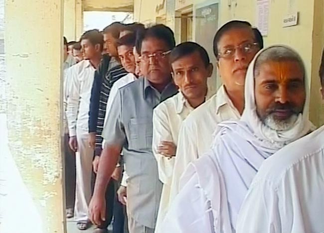 देखें गुजरात विधानसभा चुनाव के दौरान मतदान की तस्वीरें