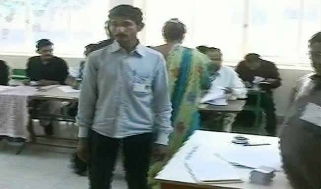 देखें गुजरात विधानसभा चुनाव के दौरान मतदान की तस्वीरें