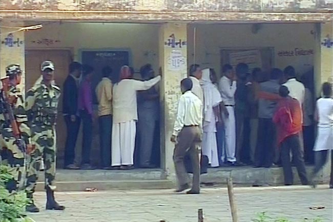 देखें गुजरात विधानसभा चुनाव के दौरान मतदान की तस्वीरें