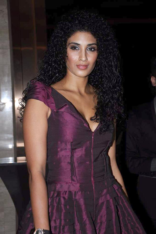 'हार्पर बाजार' के कवर पेज अनावरण पर पहुंचे सितारे | कवर पेज पर सितारे