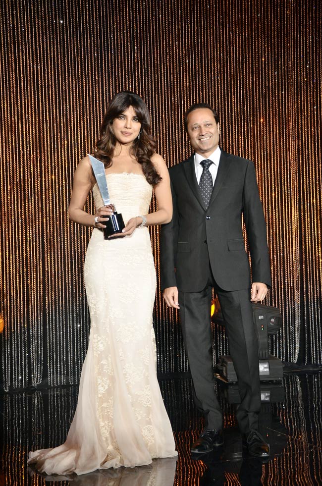 'Hello अवॉर्ड्स' में बॉलीवुड सितारों का जलवा | ग्लैमर का तड़का