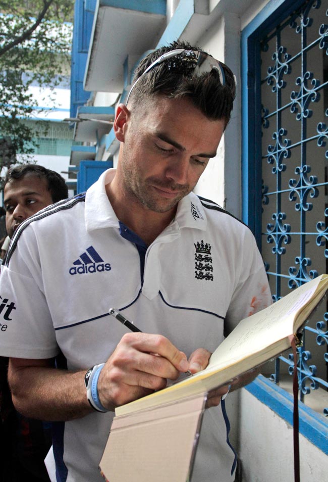 उपेक्षित स्कूली बच्चों से मिले इंग्लैंड टीम के क्रिकेटर