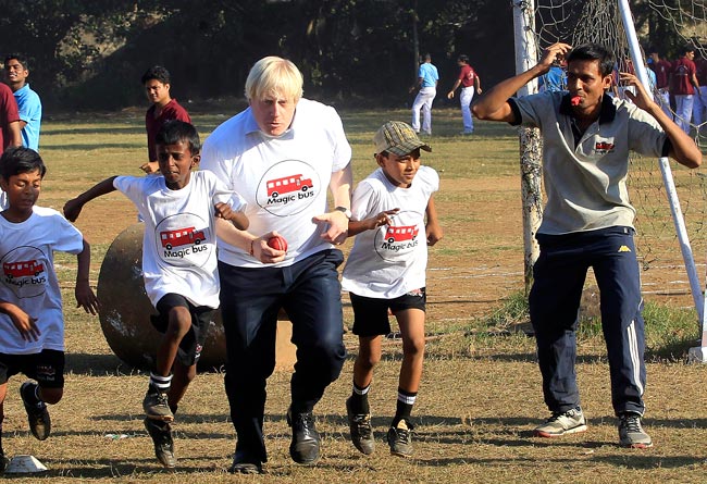 उपेक्षित स्कूली बच्चों से मिले इंग्लैंड टीम के क्रिकेटर