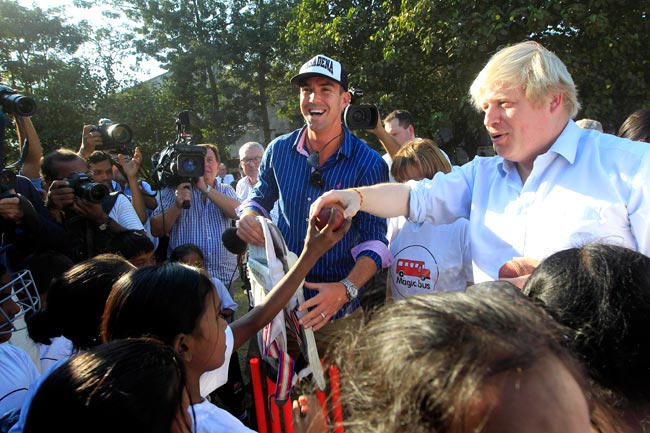 उपेक्षित स्कूली बच्चों से मिले इंग्लैंड टीम के क्रिकेटर