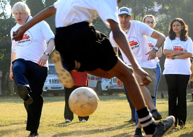 उपेक्षित स्कूली बच्चों से मिले इंग्लैंड टीम के क्रिकेटर