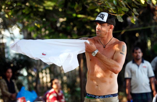 उपेक्षित स्कूली बच्चों से मिले इंग्लैंड टीम के क्रिकेटर