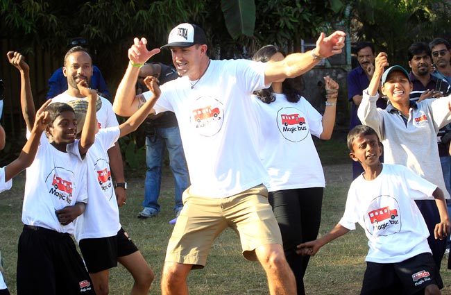 उपेक्षित स्कूली बच्चों से मिले इंग्लैंड टीम के क्रिकेटर