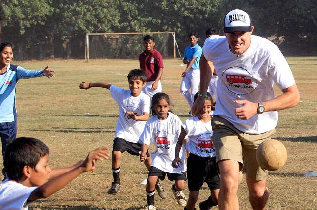 उपेक्षित स्कूली बच्चों से मिले इंग्लैंड टीम के क्रिकेटर