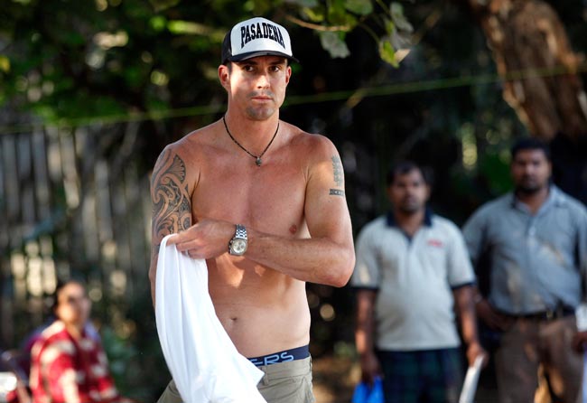 उपेक्षित स्कूली बच्चों से मिले इंग्लैंड टीम के क्रिकेटर