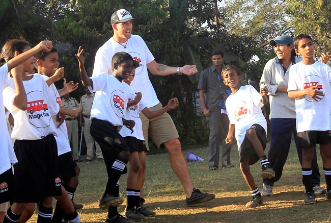 उपेक्षित स्कूली बच्चों से मिले इंग्लैंड टीम के क्रिकेटर