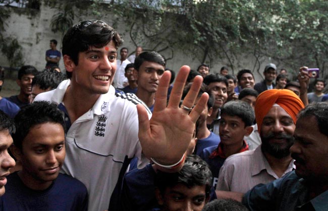 उपेक्षित स्कूली बच्चों से मिले इंग्लैंड टीम के क्रिकेटर
