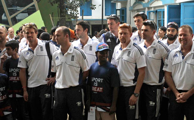 उपेक्षित स्कूली बच्चों से मिले इंग्लैंड टीम के क्रिकेटर