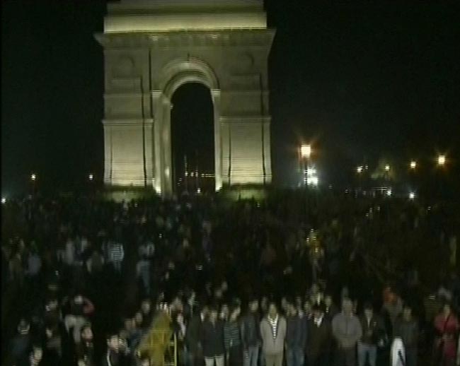 गैंगरेप के खिलाफ आक्रोश, देश मांग रहा इंसाफ