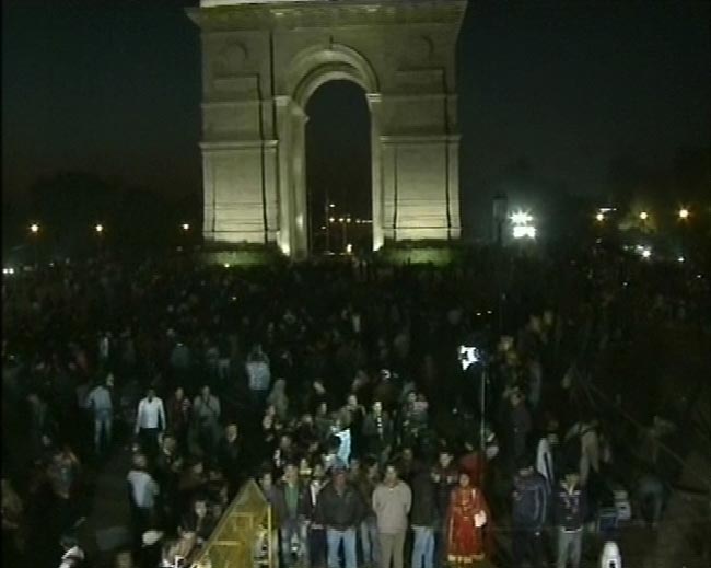 गैंगरेप के खिलाफ आक्रोश, देश मांग रहा इंसाफ