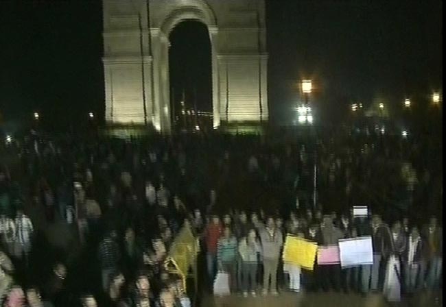 गैंगरेप के खिलाफ आक्रोश, देश मांग रहा इंसाफ