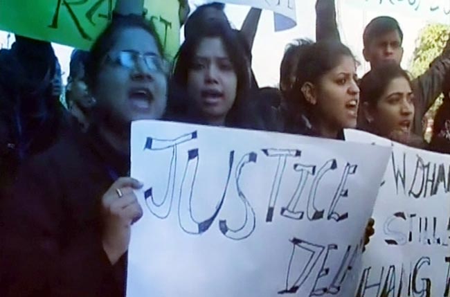 गैंगरेप के खिलाफ आक्रोश, देश मांग रहा इंसाफ