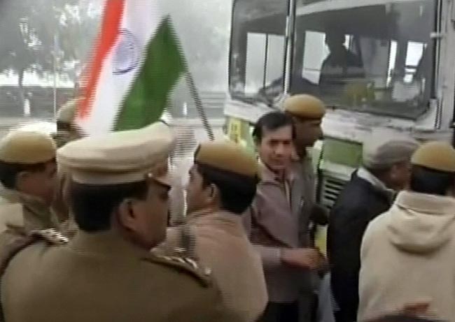 गैंगरेप: दिल्‍ली में धारा 144, प्रदर्शनकारियों को जबरन हटाया गया