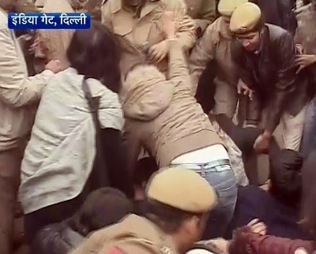 गैंगरेप: दिल्‍ली में धारा 144, प्रदर्शनकारियों को जबरन हटाया गया