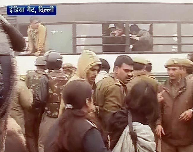 गैंगरेप: दिल्‍ली में धारा 144, प्रदर्शनकारियों को जबरन हटाया गया